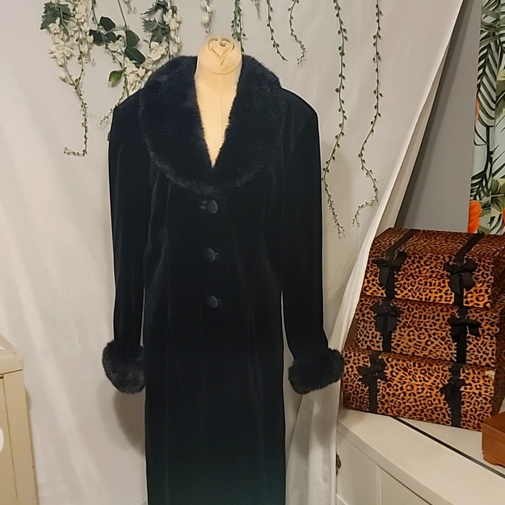 Gorgeous long black vintage coat w faux fur trim